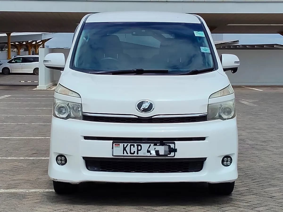 Toyota  Voxy - Image 8