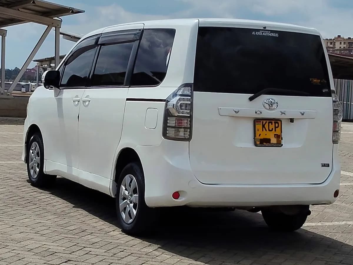 Toyota  Voxy - Image 6