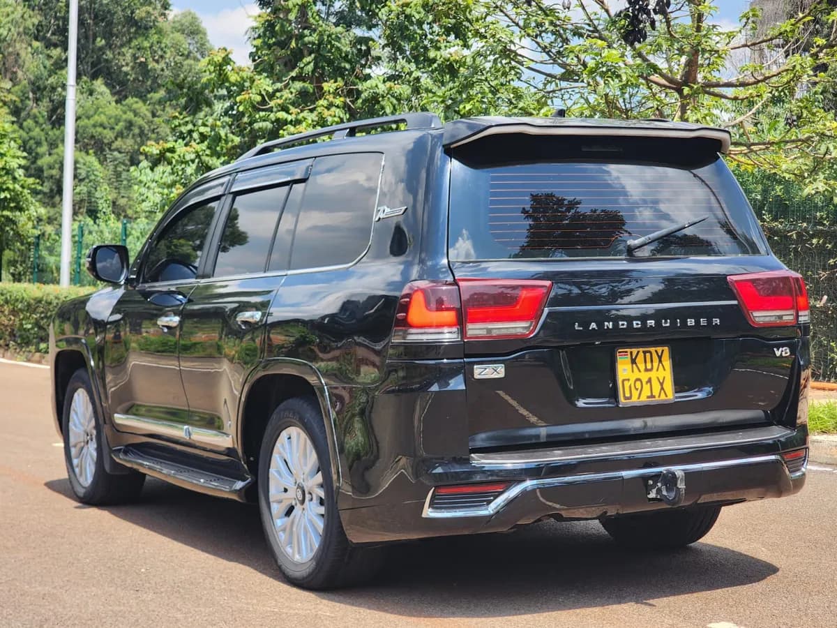 Toyota Land Cruiser - Image 10