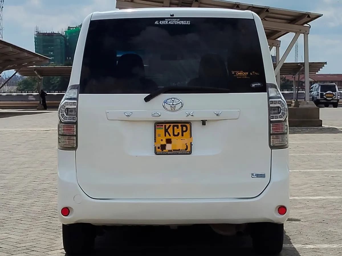 Toyota  Voxy - Image 7