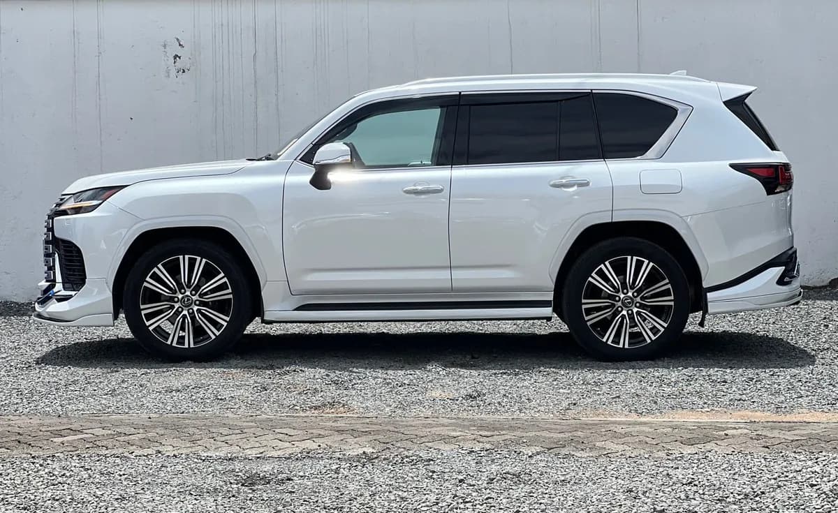 Lexus LX600 - Image 12
