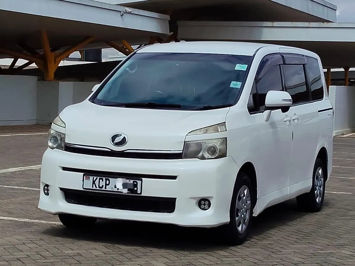 Toyota  Voxy - Image 9