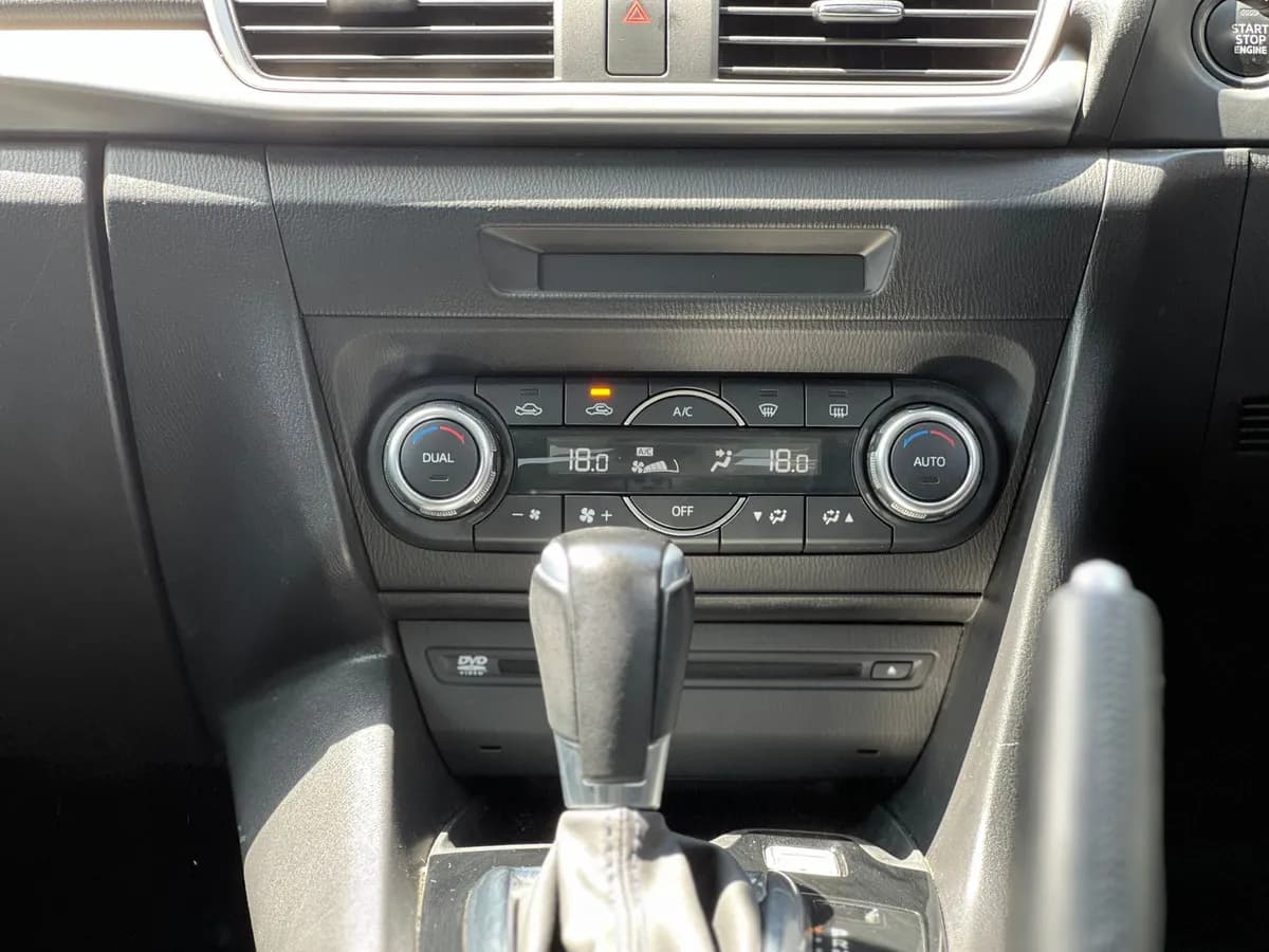 Mazda Axela - Image 7