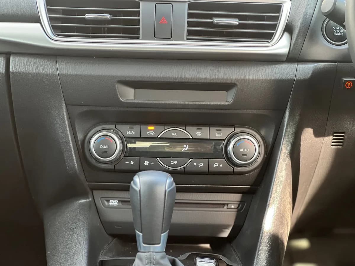 Mazda Axela - Image 3