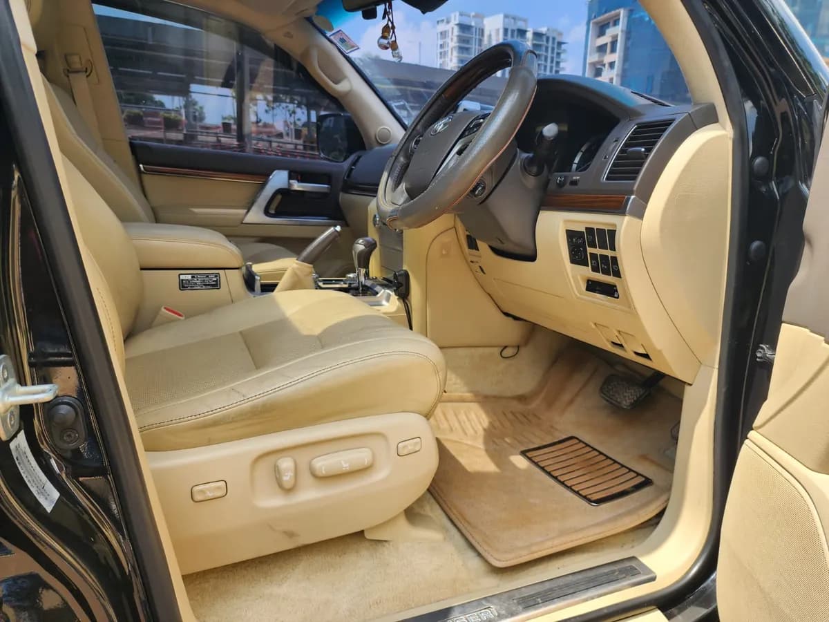 Toyota Land Cruiser - Image 9