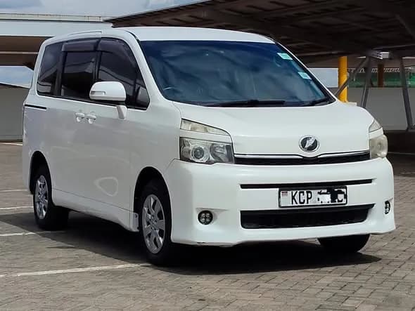Toyota  Voxy - Image 10