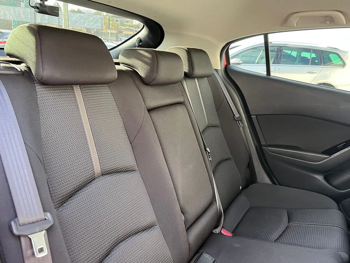 Mazda Axela - Image 11