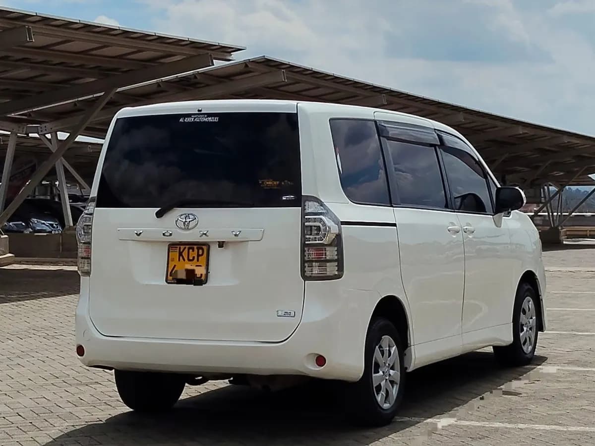 Toyota  Voxy - Image 5
