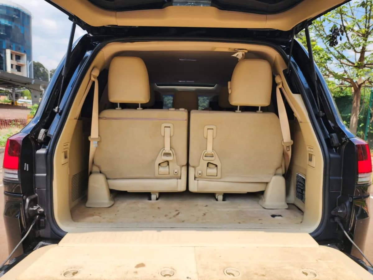 Toyota Land Cruiser - Image 8