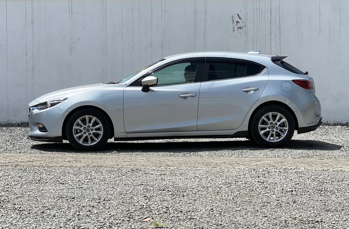 Mazda Axela - Image 2
