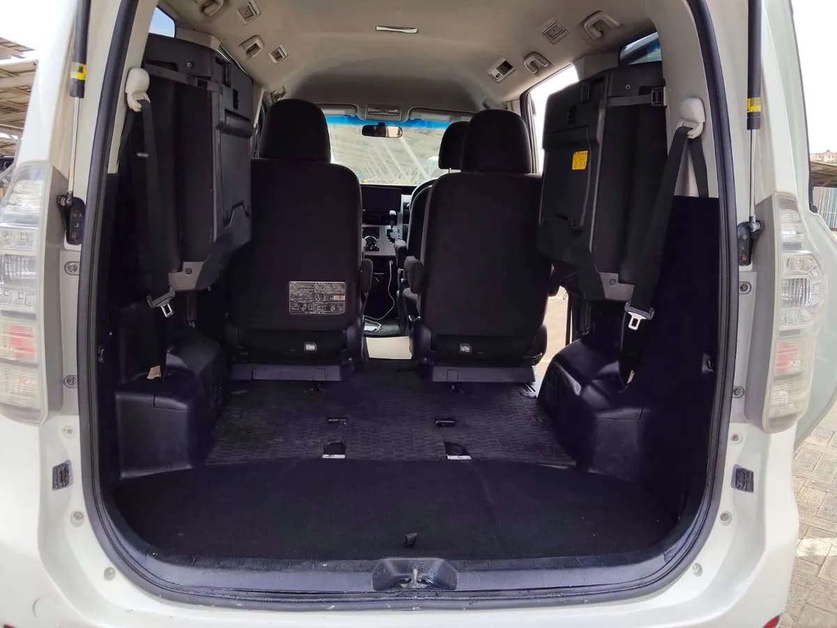 Toyota  Voxy - Image 4
