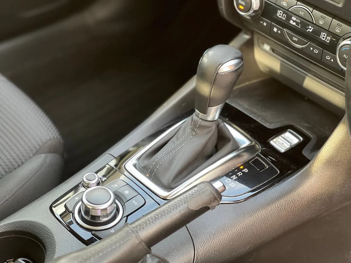 Mazda Axela - Image 12