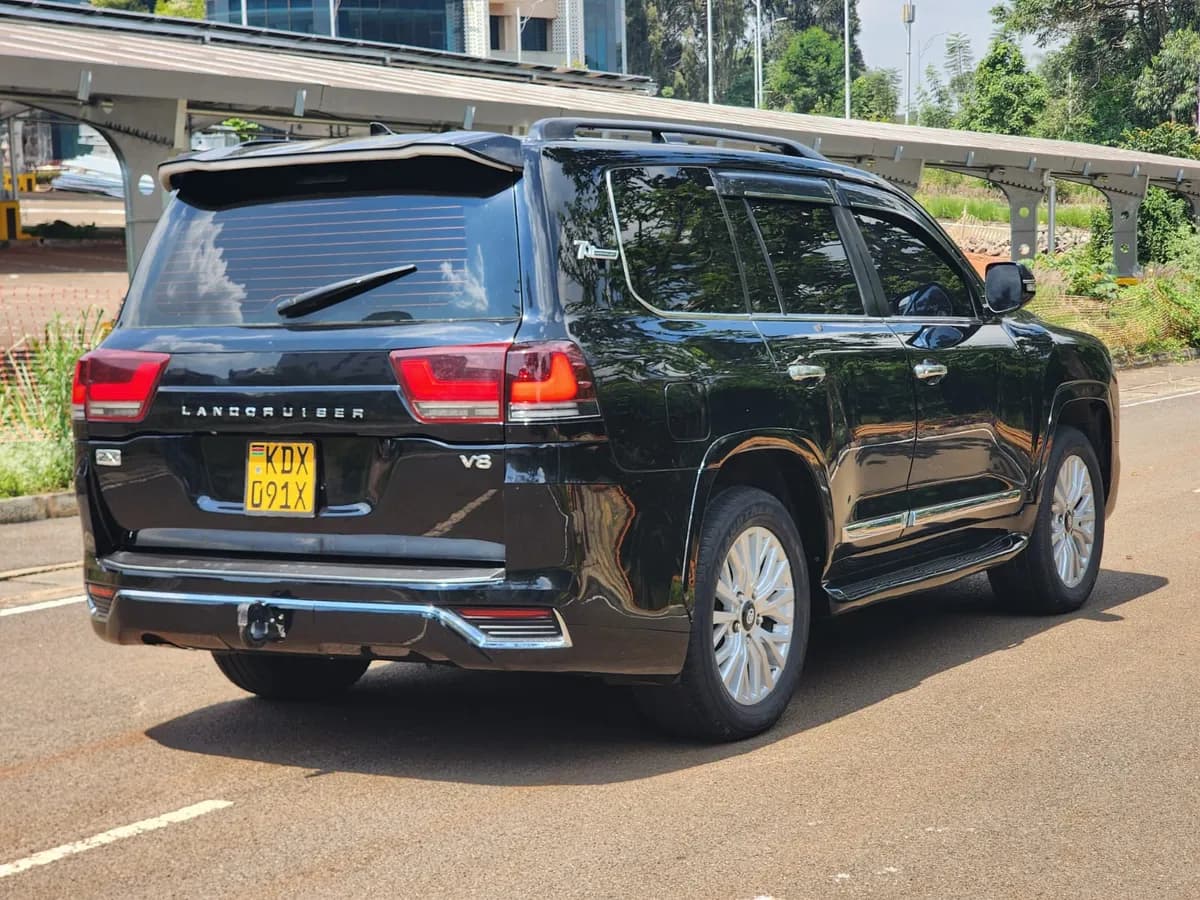 Toyota Land Cruiser - Image 12